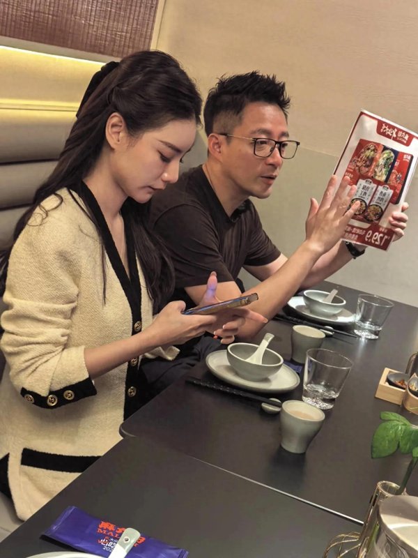 犇牛聚财 汪小菲和老婆坐高铁出行，一个人拖行李箱，马筱梅打扮时尚很漂亮